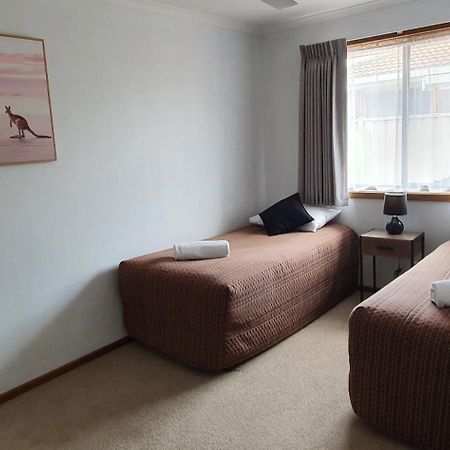 Centrepoint Motel Дениликуин Екстериор снимка