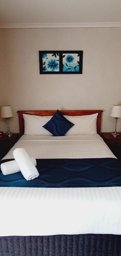Centrepoint Motel Дениликуин Екстериор снимка