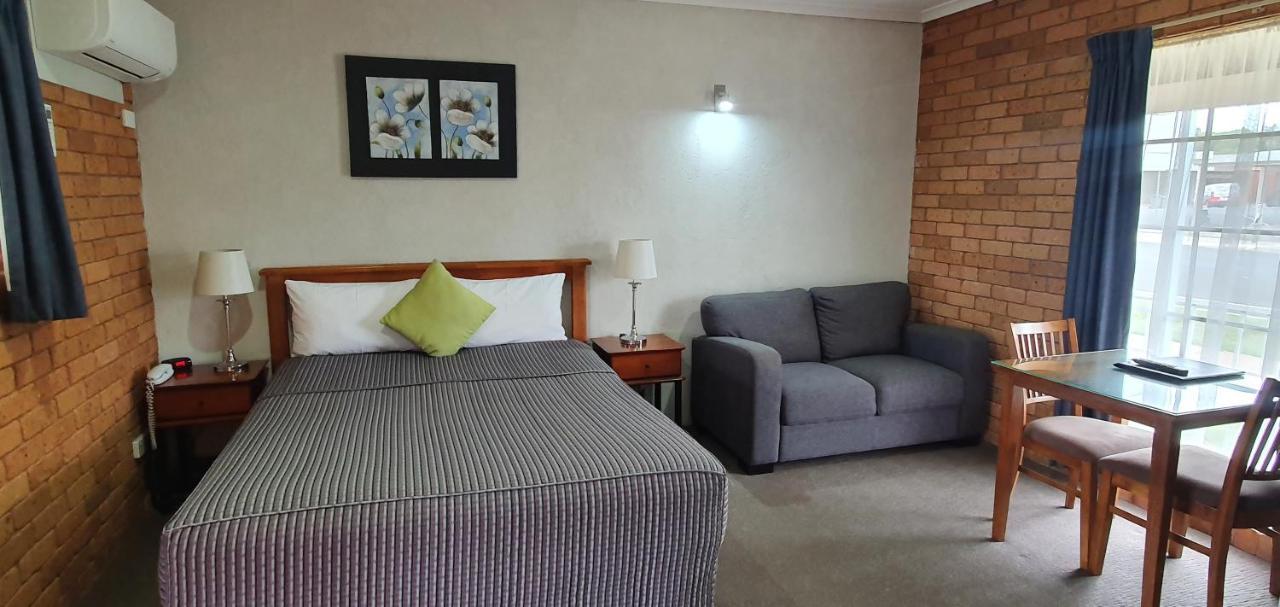 Centrepoint Motel Дениликуин Екстериор снимка