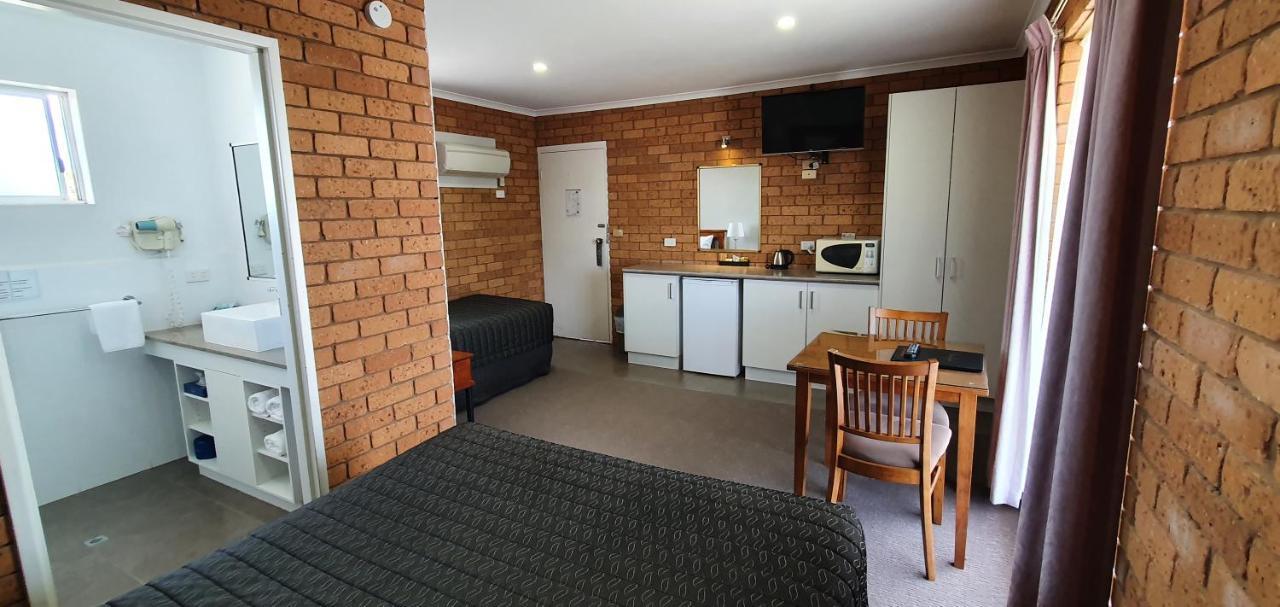Centrepoint Motel Дениликуин Екстериор снимка