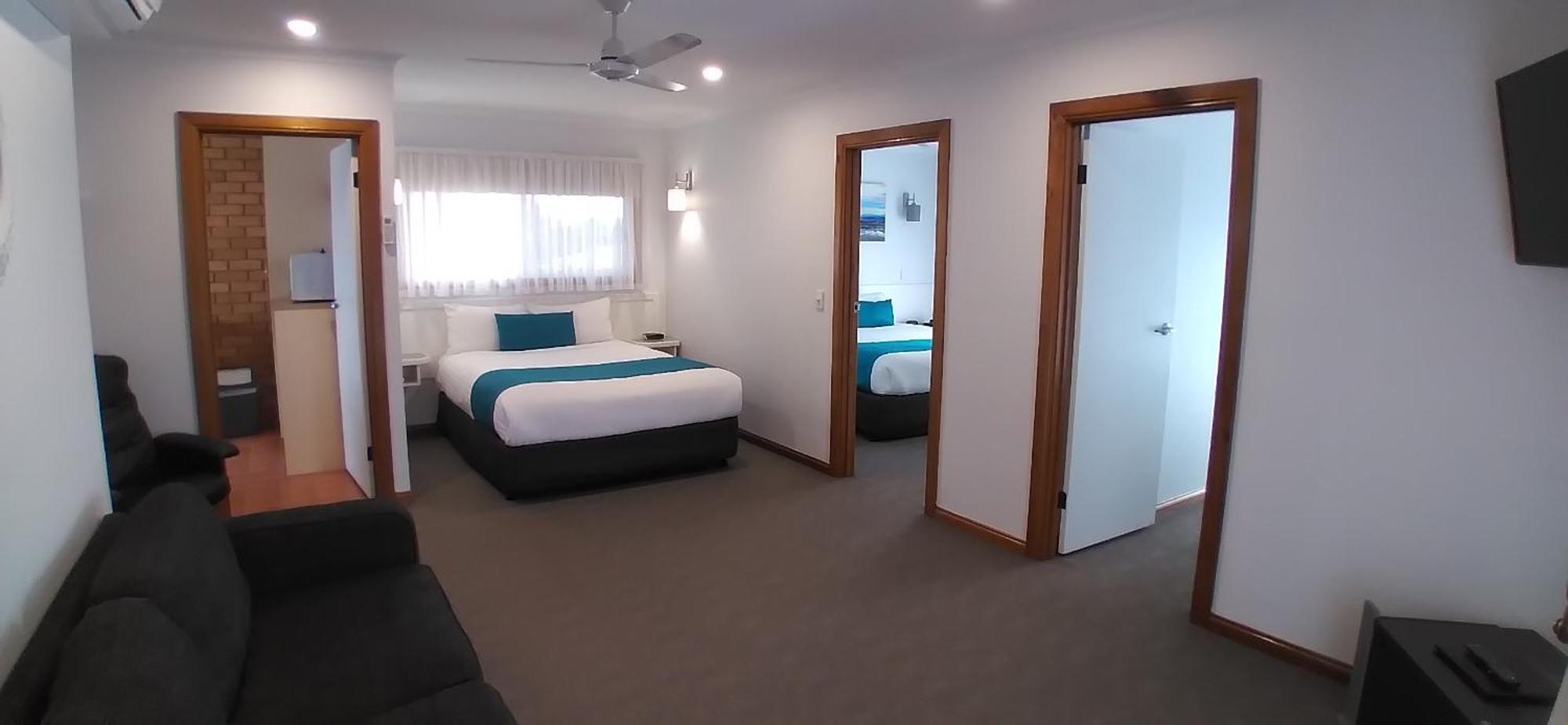 Centrepoint Motel Дениликуин Екстериор снимка