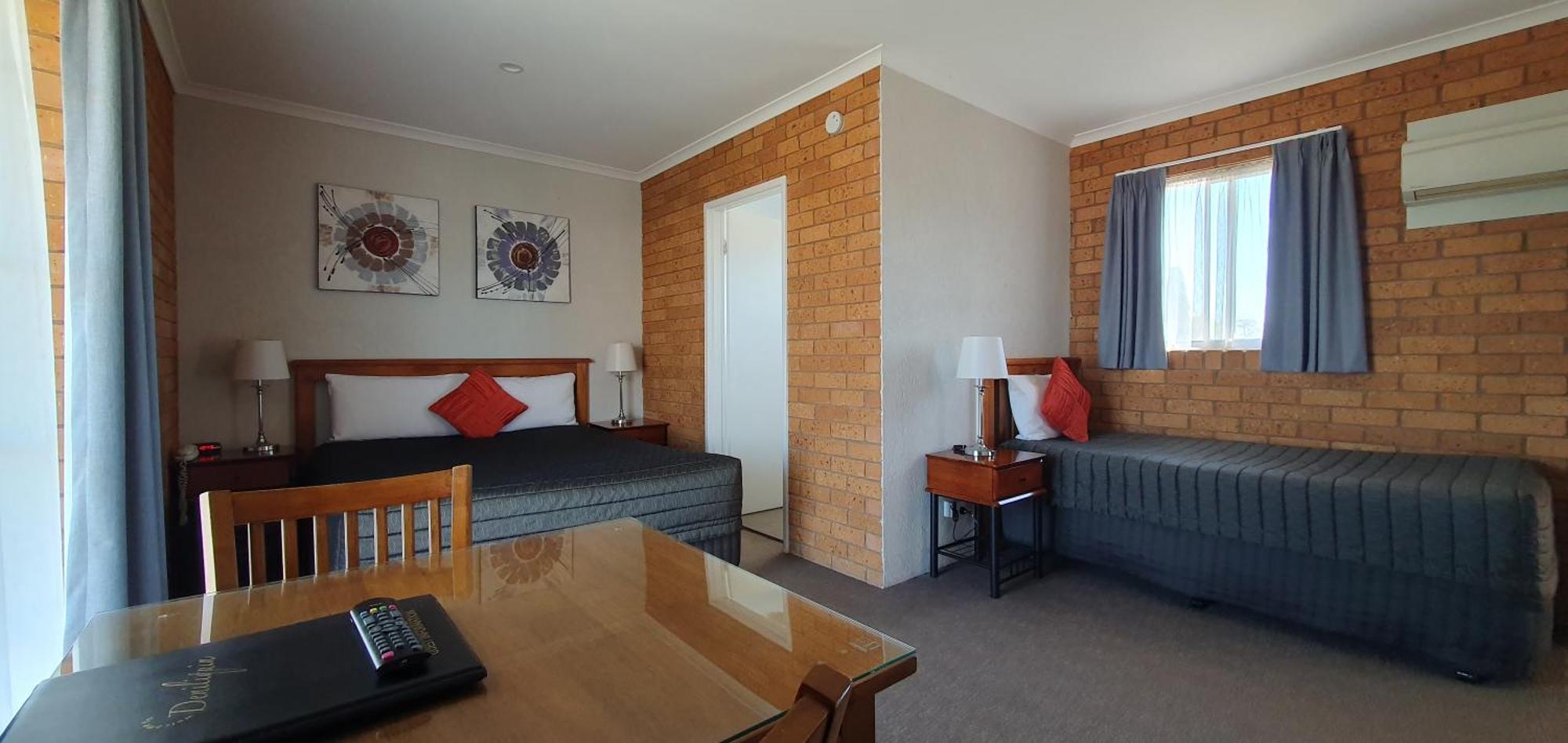 Centrepoint Motel Дениликуин Екстериор снимка