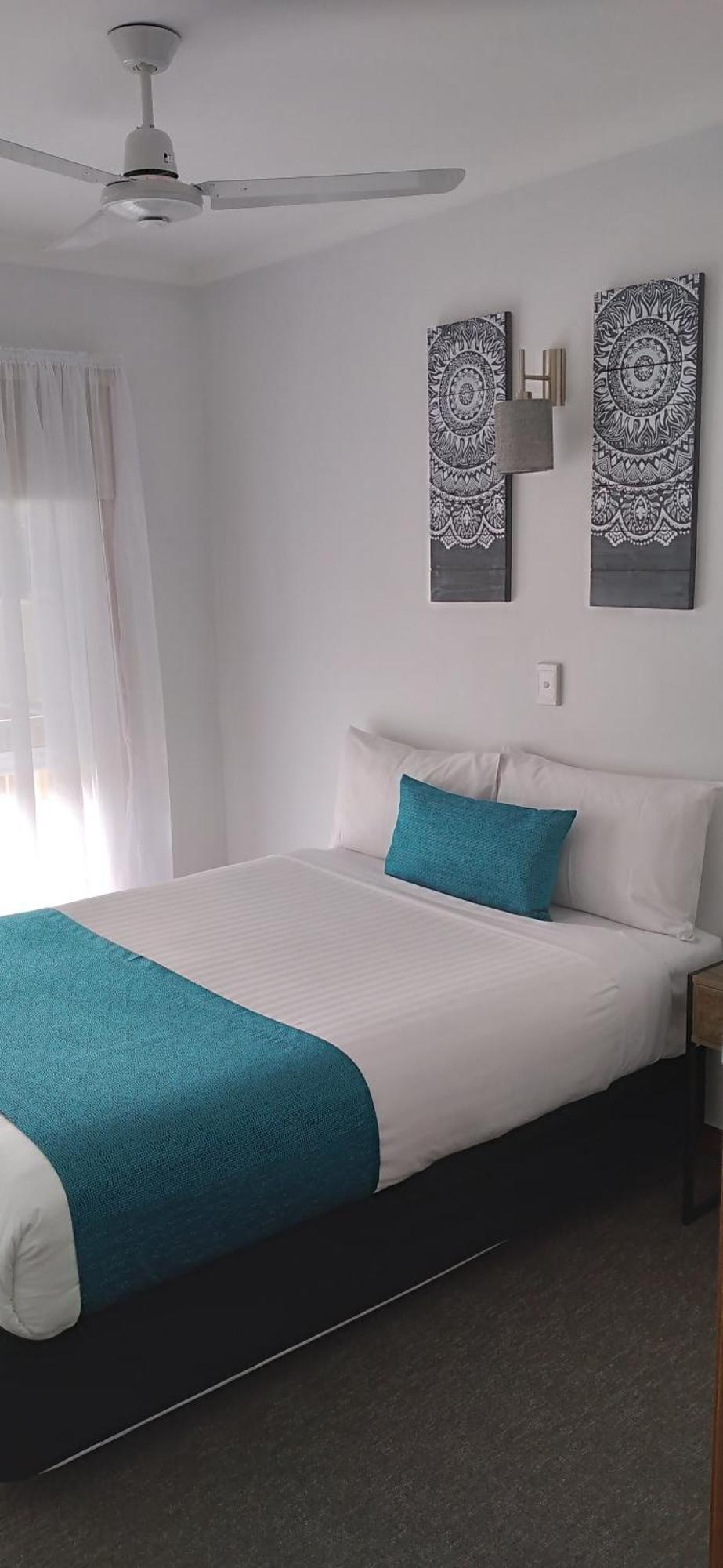 Centrepoint Motel Дениликуин Екстериор снимка
