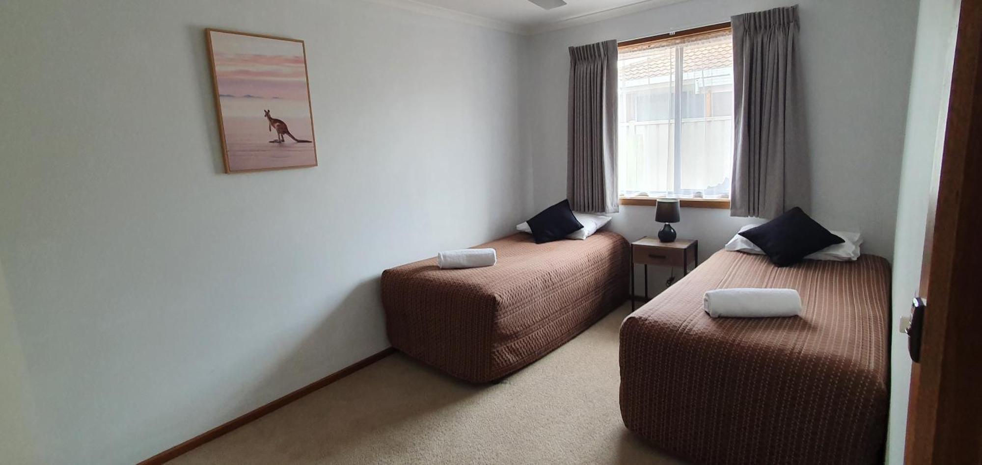 Centrepoint Motel Дениликуин Екстериор снимка