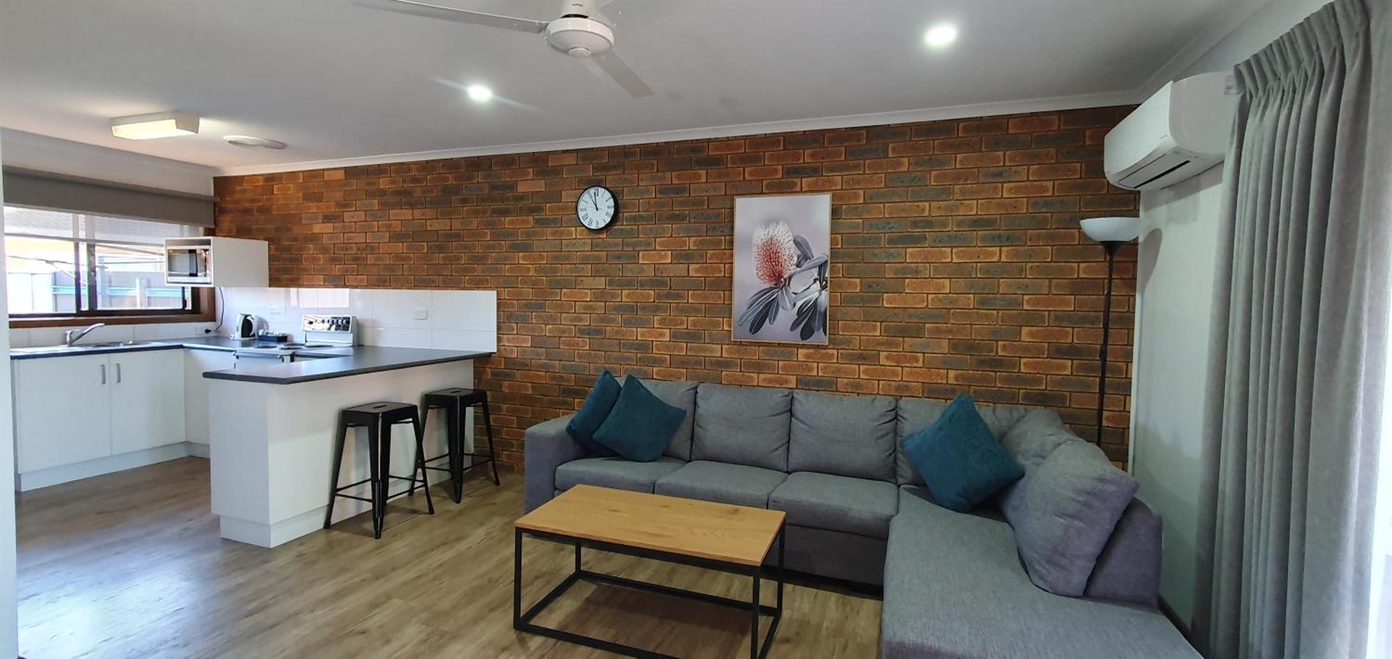 Centrepoint Motel Дениликуин Екстериор снимка