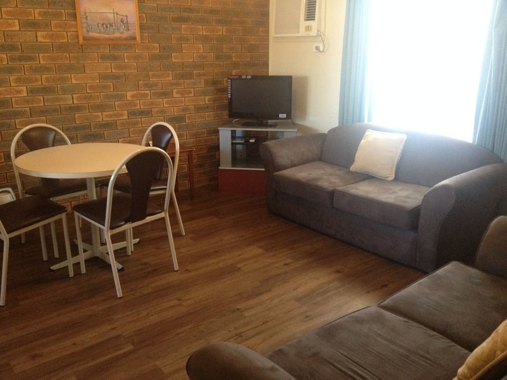 Centrepoint Motel Дениликуин Екстериор снимка