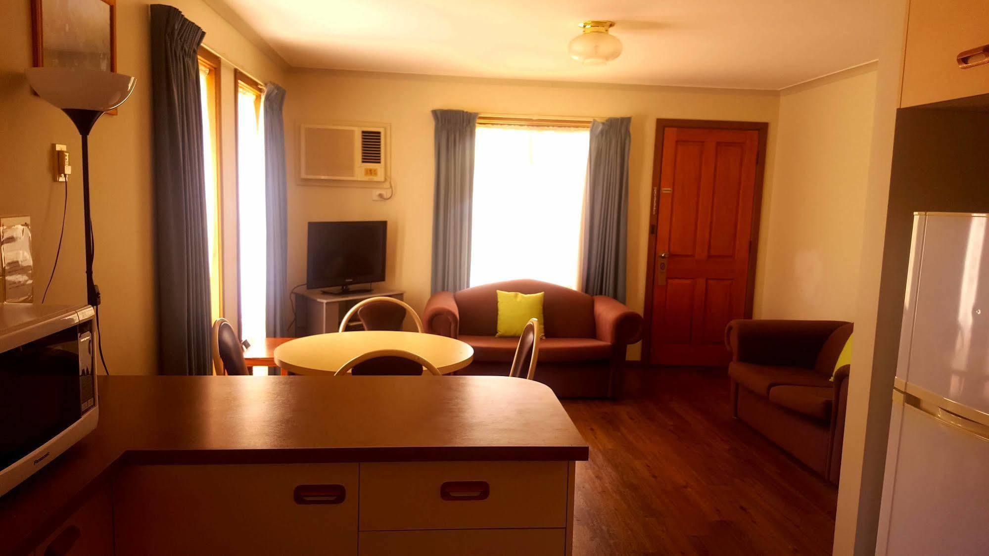 Centrepoint Motel Дениликуин Екстериор снимка