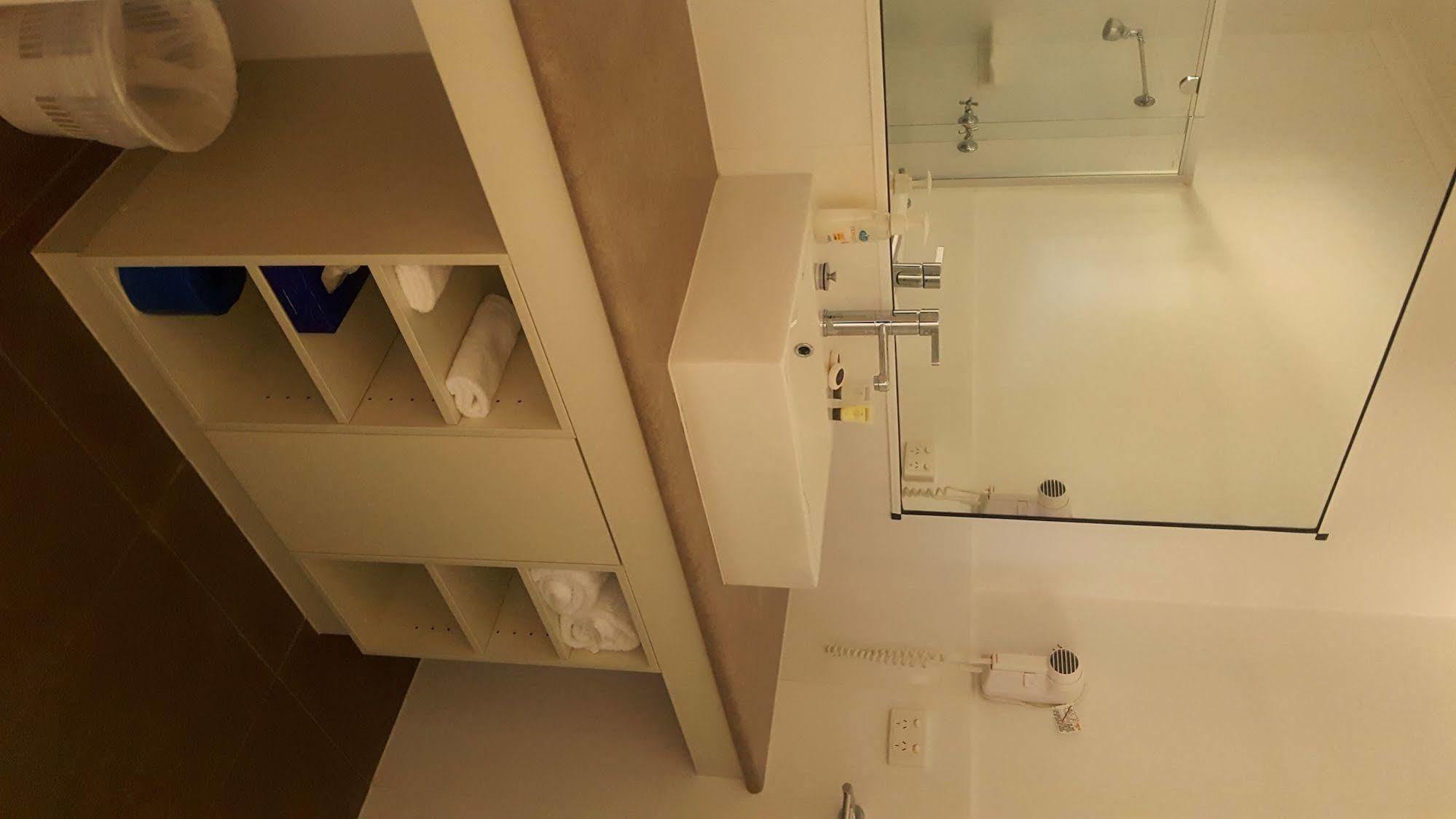 Centrepoint Motel Дениликуин Екстериор снимка