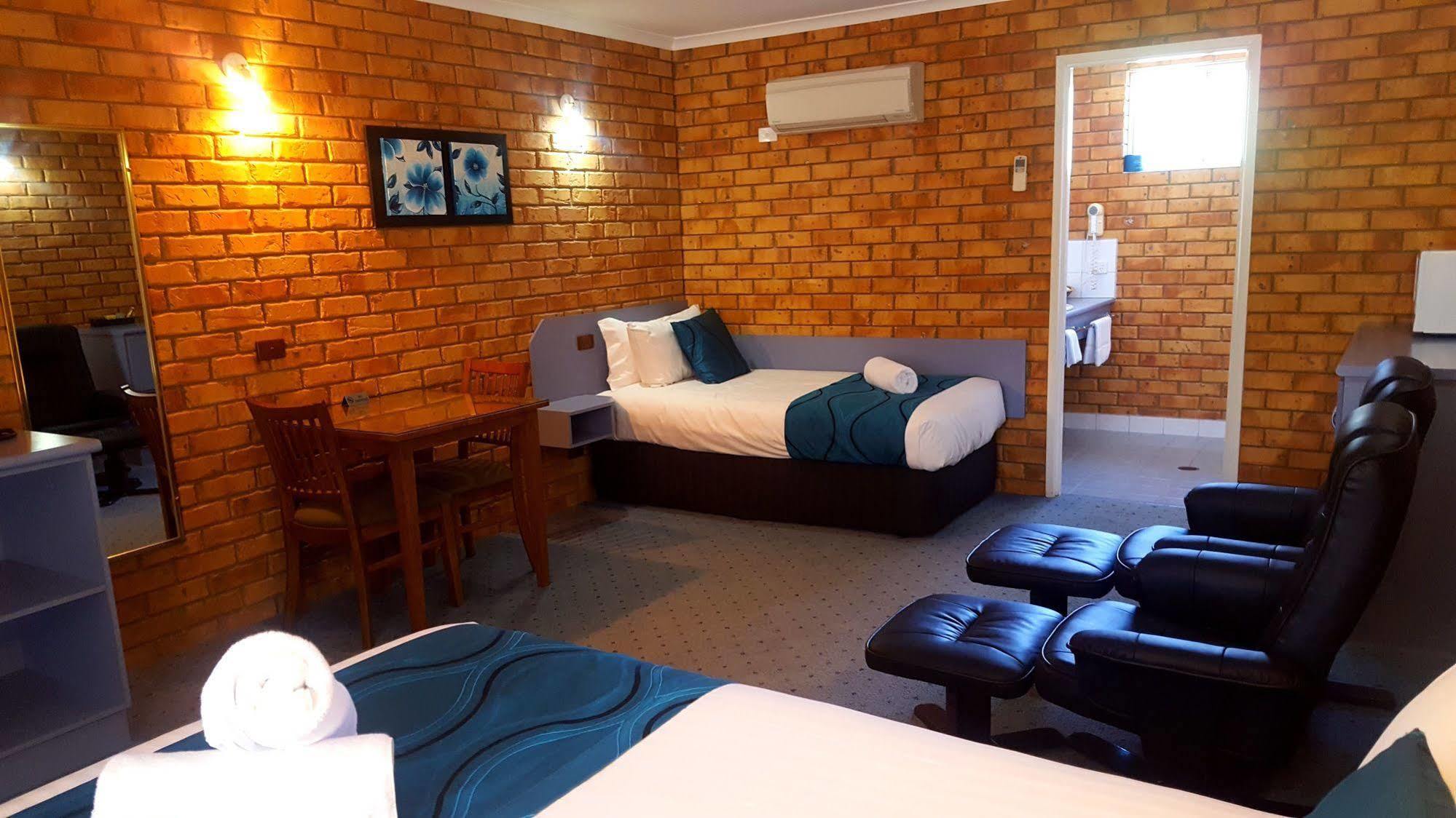 Centrepoint Motel Дениликуин Екстериор снимка