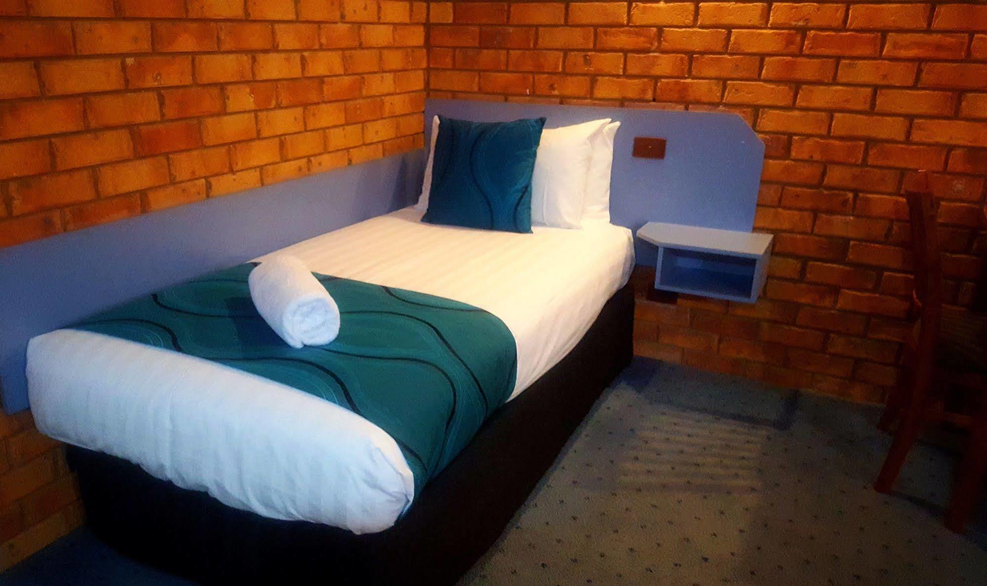Centrepoint Motel Дениликуин Екстериор снимка
