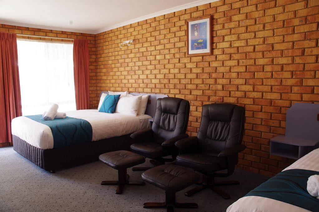 Centrepoint Motel Дениликуин Екстериор снимка